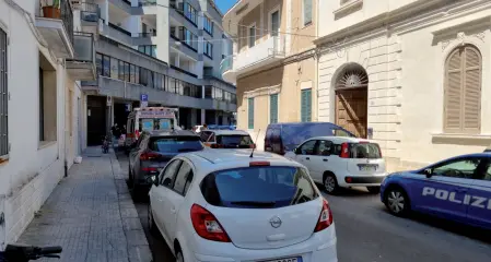  ?? ?? Il luogo Nella foto sopra via Parini, nel centro di Lecce, dove ieri mattina è morto l’operaio di Avetrana