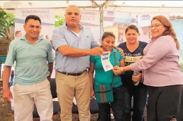  ??  ?? Oficial. Rony Huezo, presidente de FONAVIPO, estuvo en Conchagua para otorgar el primer subsidio a familias de pocos ingresos, que deberá ser utilizado en la compra de materiales para construir una casa mixta.