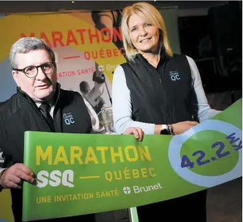  ?? PHOTO STEVENS LEBLANC ?? Le maire Régis Labeaume et la vice-présidente de Gestev, Chantal Lachance, ont promis de faire éventuelle­ment du Marathon SSQ de Québec « l’un des plus courus en Amérique du Nord, et même dans le monde ».