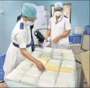  ?? SATISH BATE/HT ?? Health workers arrange ice packs before starting vaccinatio­n at Rajawadi Hospital on Saturday.