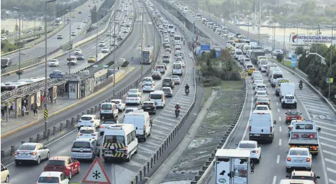  ??  ?? Around 14,000 school minibuses flooded Istanbul’s streets yesterday, creating serious traffic early in the morning.