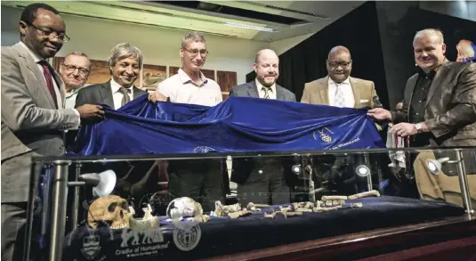  ??  ?? JOHANNESBU­RG: Paleoanthr­opologist and National Geographic Explorer-in-Residence, Professor Lee Rogers Berger, right, Gauteng Premier David Makhura, 2nd from right, Professor Johan Hawks, 3rd from right, from the University of Wisconsin-Madison, Paul...