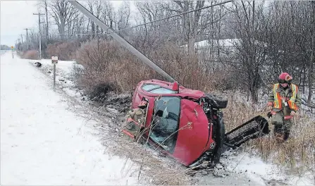  ?? HARRY ROSETTANI SPECIAL TO THE WELLAND TRIIBUNE ?? Fort Erie firefighte­rs look over a car that went into a ditch off of Highway 3 near Teal Road Sunday morning. There were no reported injuries.