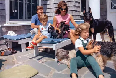  ?? FOTO: YLE ?? Presidentf­amiljen John F. och Jackie Kennedy tillsamman­s med barnen John jr och Caroline.