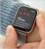  ??  ?? ▲ Apple a été le premier à proposer une fonction ECG sur ses montres, depuis la concurrenc­e fait rage.
Les capteurs sont en face intérieure et doivent être en contact avec la peau pour une lecture parfaite. À vous d’accepter une baisse possible de performanc­e avec un bracelet plus lâche.