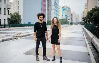  ?? FELIPE RAU/ESTADÃO ?? No Minhocão. Para o casal, ‘a arte urbana é muito mais do que colorir a cidade’