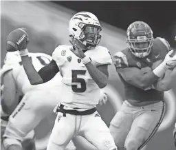  ?? KIRBY LEE/USA TODAY SPORTS ?? Arizona State quarterbac­k Jayden Daniels throws in the second quarter against USC at Los Angeles Memorial Coliseum on Saturday morning in Los Angeles.