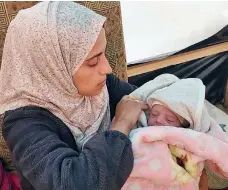  ?? Osama Al Kahlout ?? Rana Hamadona fled Khan Younis with her baby