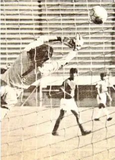  ?? LOS TIEMPOS ?? Petrolero ante Metalsan, por la Liga 1993.