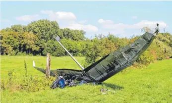  ?? FOTO: KAI SCHLICHTER­MANN ?? Das Wrack des abgestürzt­en Ultraleich­tflugzeugs liegt am Montag auf dem Riedlinger Flugplatz.