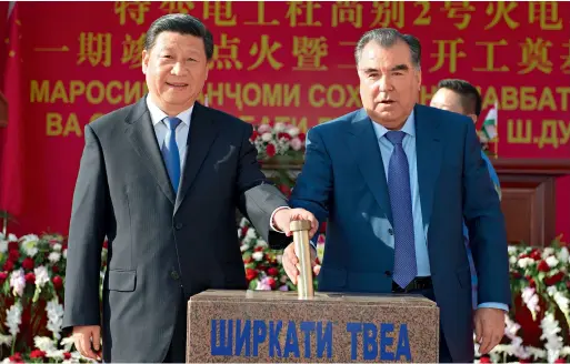  ??  ?? Le 13 septembre 2014, Xi Jinping et Emomalii Rahmon participen­t à la cérémonie de mise en chantier de la 2e tranche des travaux de la centrale thermique n°2 de Douchanbé.