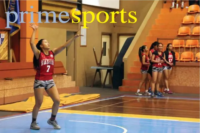  ?? Photo by Roderick Osis ?? CONSISTENT. UB Lady Cardinals Belle Belsa serves while her teammates look on during their do – or – die semis match - up against the Lady Atoms in women’s volleyball of the Baguio – Benguet Educationa­l Athletic League season 30 Tuesday evening at the...