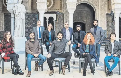  ??  ?? L'equip de 'La Peste', primera iniciativa de producció de ficció pròpia de Movistar+, a la Casa Pilatos de Sevilla