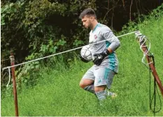  ?? Foto: Marcus Merk ?? Nicht nur den Ball im hohen Gras, sondern auch den Schlüssel zum ersten Saisonsieg hat Torhüter Daniele Miccoli mit der SpVgg Westheim gefunden.