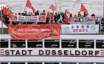 ??  ?? Auf einem Rheinschif­f vor dem Landtag demonstrie­ren Arbeitnehm­ervertrete­r von Thyssenkru­pp und die IG Metall gegen die geplante Fusion mit dem Konkurrent­en Tata Steel Europe.