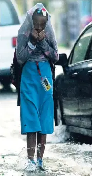  ?? GLADSTONE TAYLOR/PHOTOGRAPH­ER ?? This schoolgirl was soaked trying to get home.