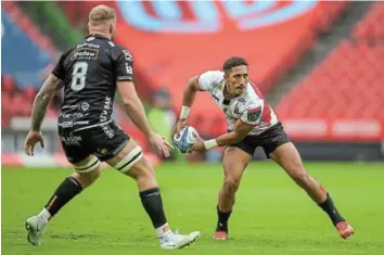  ?? / GORDON ARONS/GALLO IMAGES ?? Jordan Hendrikse of Emirates Lions about to pass the ball during the match against Dragons at Emirates Airline Park on Sunday.