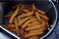  ??  ?? (1) Wunderbar knusprig gelingen die Süßkartoff­elchurros, ohne dabei auszutrock­nen
(2) Schüttelt man nicht mindestens einmal die Pommes durch, gelingen sie in der Mitte nicht so gut wie außen
(3) Selbiges gilt auch für die Steakhouse-fries, da diese...