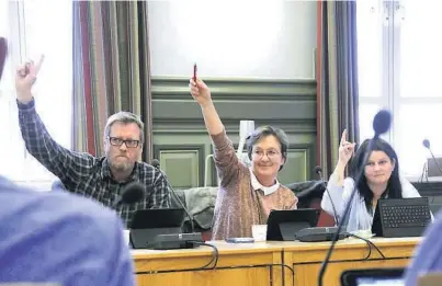  ?? FOTO: TORE ØYVIND MOEN ?? POLITISK BEHANDLING: Saken om containerb­oliger ble oversendt fra Hovedutval­g for helse og velferd i Skien til Bystyret. Fra venstre Claus Offt Kaalstad, Bypartiet, Karianne Hansen og Rine Negård (begge Frp).