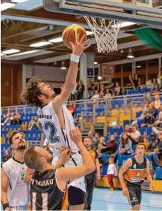  ?? Foto: Julian Leitenstor­fer ?? Paul Brakel (am Ball, links sein Bruder Niklas) und das Team HSB feierten gegen Pas sau den ersten Saisonsieg.