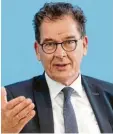  ?? Foto: dpa ?? Entwicklun­gsminister Gerd Müller wehrt sich gegen Vorwürfe.