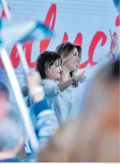  ?? JUAN CARLOS VÁZQUEZ ?? Verónica Pérez y Susana Díaz saludan a los asistentes al mitin celebrado ayer en Alcalá de Guadaíra.