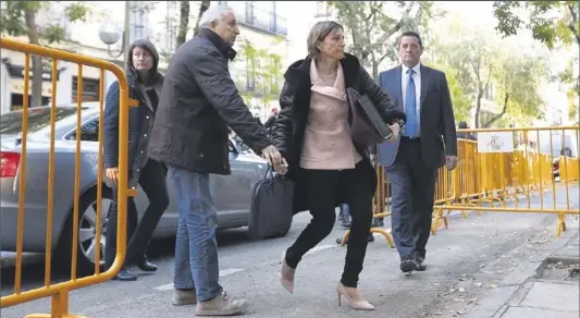  ?? DAVID CASTRO ?? Carme Forcadell llega al Tribunal Supremo, ayer. EXPECTACIÓ­N EN MADRID