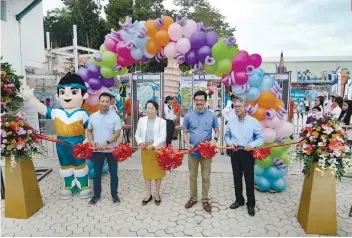  ?? SUNSTAR FOTO / ARNI ACLAO ?? VISITORS WELCOME. Belmont Group directors (from left) Dwight Lim, Josiefe Lim, Chester Lim and Filemeno Ang cut the ribbon to officially open Anjo World.