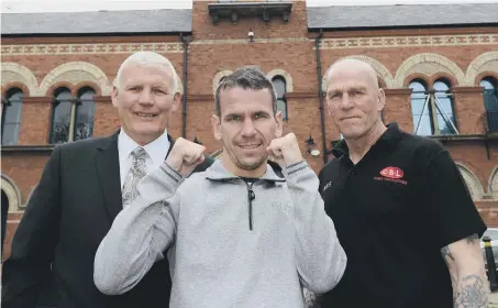  ??  ?? Boxer Martin Ward with manager Dave Garside (L) and coach Neil Fannan (R).