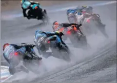  ??  ?? MOJADO. La intensa lluvia en Brno marcó la prueba de Moto3.