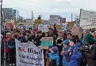  ?? Foto: xcitepress ?? Wut und Sorge: Seit dem frühen Nachmittag zogen Demonstran­ten zum Rathaus.