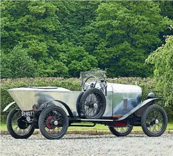  ??  ?? Amilcar C4 de 1925 con carrocería enterament­e en aluminio sin pintar. También se ofrecía con carrocería mixta: chapa y madera. El primer motor de seis cilindros de Amilcar; era una joya.