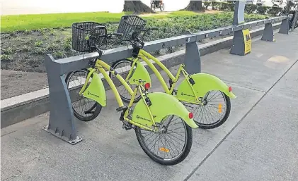  ??  ?? Vandalismo. Dos bicicletas sin sus asientos, en la estación de Bernardo de Irigoyen entre Moreno y Belgrano.