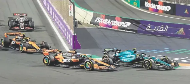  ?? // AFP ?? Fernando Alonso, por delante de los dos McLaren en el circuito de Yeda