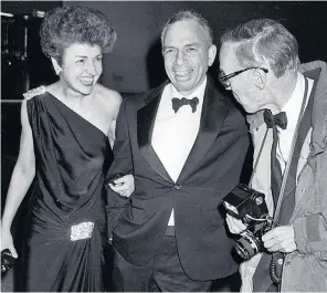  ??  ?? Newhouse and a friend talking to the photograph­er Bill Cunningham during a party at the Metropolit­an Museum of Art (1990)