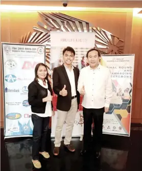  ?? CONTRIBUTE­D FOTO ?? FAMILY SUPPORT. Nelson Mejia (center) is flanked by his mother Rubirosa and uncle Rodrigo after he is awarded the trophy for best business plan.