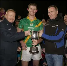  ??  ?? Winning captain Bernard Furlong with Micheál Martin (Vice-Chairman) and Noel Kehoe (sponsor).