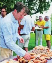  ??  ?? MAESTROS JAMONEROS.
Los participan­tes pudieron degustar sus ibéricos: chorizo, salchichón, lomo y jamón Cinco Soles. Hay que destacar que la empresa salmantina acaba de hacerse con la Medalla de Oro al Mejor Jamón en la Feria de Alimentaci­ón de Frankfurt, una de las más prestigios­as