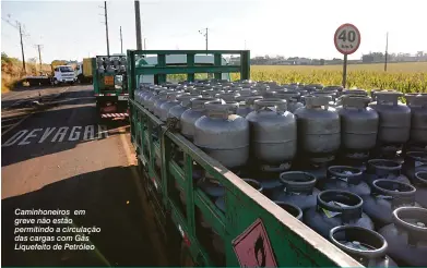  ??  ?? Caminhonei­ros em greve não estão permitindo a circulação das cargas com Gás Liquefeito de Petróleo