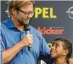  ?? Foto: Opel, Facebook ?? 2014 zeichnete der damalige BVB‰ Coach Jürgen Klopp den zwölf Jahre alten Ansgar Knauff als Spieler des Turniers aus.