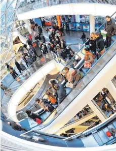  ?? FOTO: DPA ?? Kunden im Einkaufsze­ntrum MyZeil in Frankfurt: Nach Schätzunge­n des Statistisc­hen Bundesamte­s kletterten die Einzelhand­elsumsätze 2018 preisberei­nigt ( real) um knapp 1,5 Prozent.