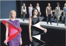  ?? FOTO: YURI KOCHETKOV/DPA ?? Models präsentier­en Kreationen von Pierre Cardin auf der Moscow Fashion Week im Jahr 2016.