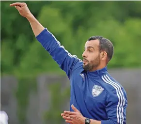  ?? FOTO: HORSTMÜLLE­R ?? Führte den MSV Düsseldorf zum Aufstieg in die Landesliga und trifft dort morgen erstmals auf den SC Kapellen: Mo El Mimouni, der in der Saison 2013/14 als CoTrainer von Chiquinho im Erftstadio­n arbeitete.