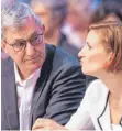  ?? FOTO: IMAGO ?? Mit mauem Ergebnis wiedergewä­hlt: die Linken-Parteichef­s Bernd Riexinger und Katja Kipping.