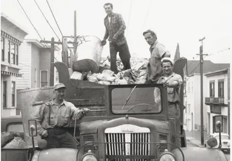  ?? Courtesy Leonard Stefanelli 1962 ?? Attilio Borgatello (left), Aldo Bachigalup­i, Mario Stefanelli and Terso Biconi collect trash in 1962, when trucks had four-man crews.