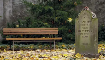  ?? (Reuters) ?? JEWISH PHILOSOPHE­R Moses Mendelssoh­n’s grave is shown in the Jewish community cemetery on Berlin’s Grosse Hamburger Strasse.