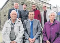  ?? PHOTO: PAM JONES ?? Ceremony of honour . . . Some of those connected to Douglas Waddell Jolly reflect on the unveiling of a plaque in the Old Cromwell Historic Precinct yesterday honouring Mr Jolly’s contributi­on to wartime and internatio­nal medicine. Front row (from...