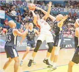  ?? PHOTOGRAPH COURTESY OF DENNIS ABRINA ?? AMIEL Acido of Perpetual struggles against the tight Letran defense during Game 1 of their NCAA Season 99 juniors basketball tournament best-of-three finals series. The Squires won, 97-80.