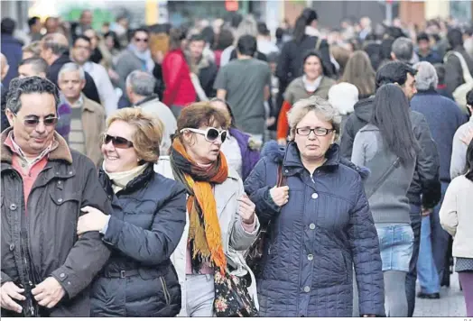  ?? D. S. ?? Sevillanos y turistas en una céntrica calle de la capital sevillana.