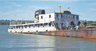  ??  ?? El buque encallado desde hace dos años en el puerto Campichuel­o con carga contaminan­te.